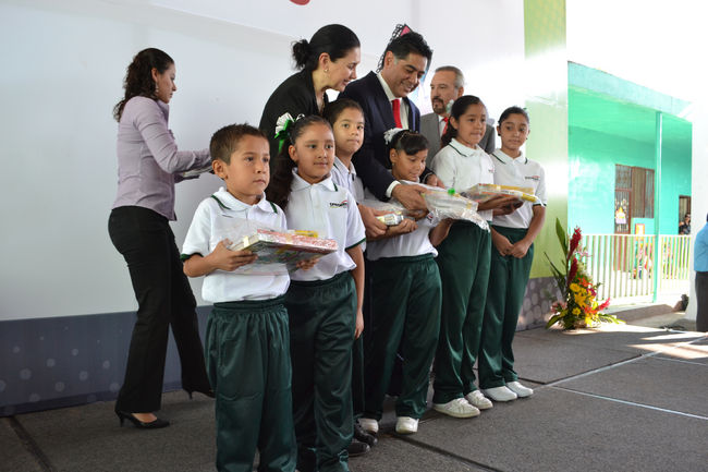 Alumnos reciben uniformes y útiles escolares del Gobierno