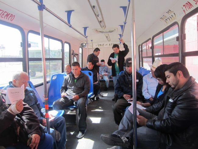 Los espacios. En Juárez los escritores han aprovechado incluso el transporte público para realizar las lecturas e invitar al público. (CORTESÍA)
