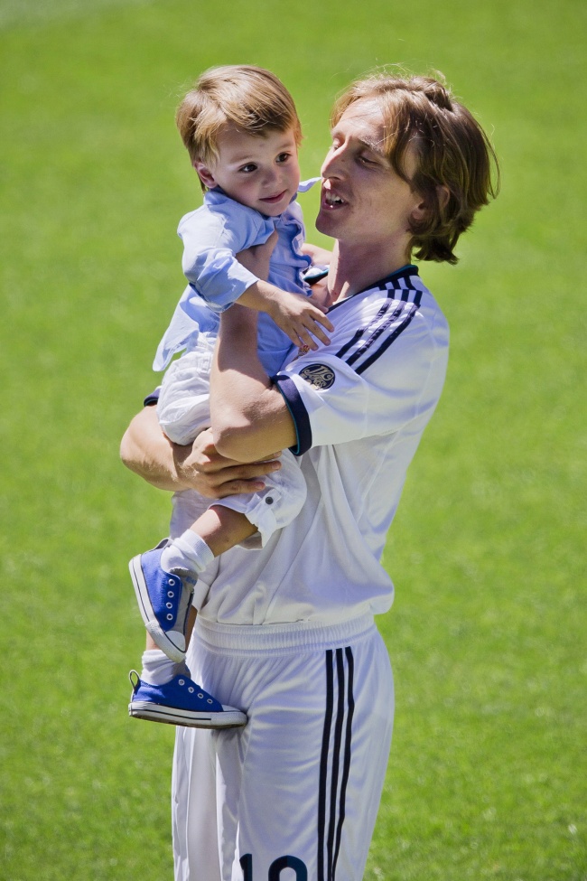 Luka Modric llevó a su pequeño hijo a la presentación con el club español. (AP)