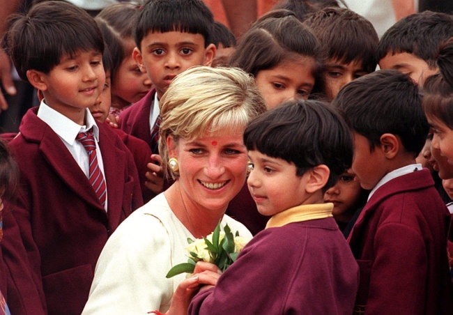 La muerte de Lady Di exaltó el fenómeno social de la 'Dianamanía' y la casa real británica, que al principio mostró no pocas reticencias, accedió al reclamo popular y celebró en su honor un funeral en Westminster, que fue retransmitido en directo por televisión y al que asistieron cerca de dos millones de personas. ARCHIVO
