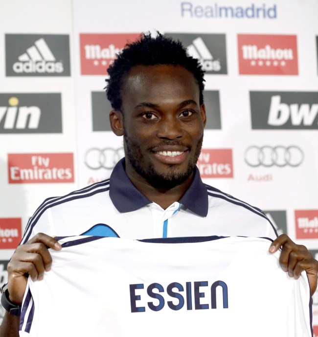 Essien, que firmó hoy su contrato de cesión con el Real Madrid, se ejercitó junto a sus nuevos compañeros sobre el césped del estadio Santiago Bernabéu.