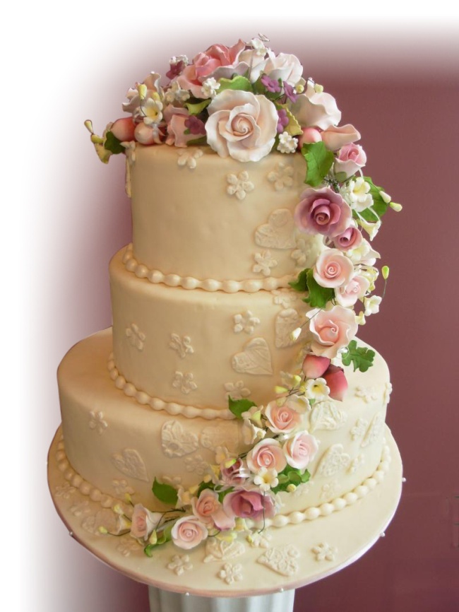 Lo ideal es que el pastel vaya acorde a la decoración que llevarás.