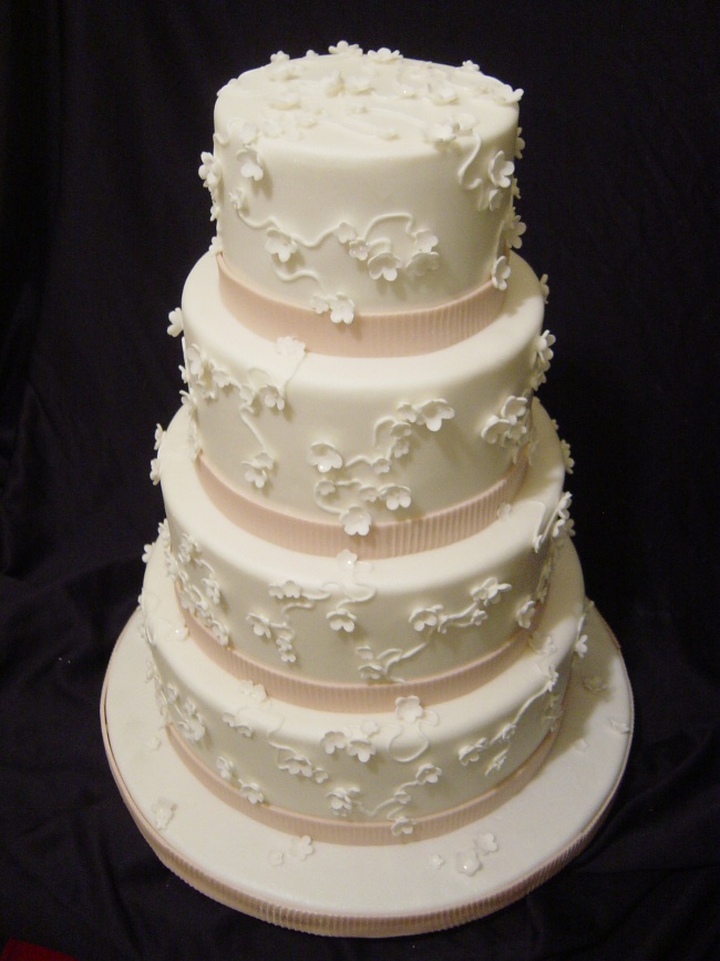 Se recomienda que separes tu pastel seis meses antes de la boda.