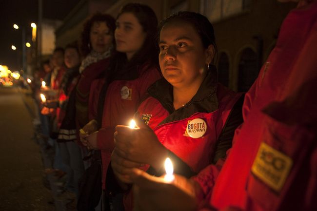 Actos terroristas. Un grupo de colombianos prende velas, pues buscan la paz en su país. Hace unos días corrió el rumbor de que las FARC y el gobierno podrían llegar a un acuerdo, la versión fue confirmado por el presidente Juan Manuel Santos, sin embargo, se han incrementado los atentados.