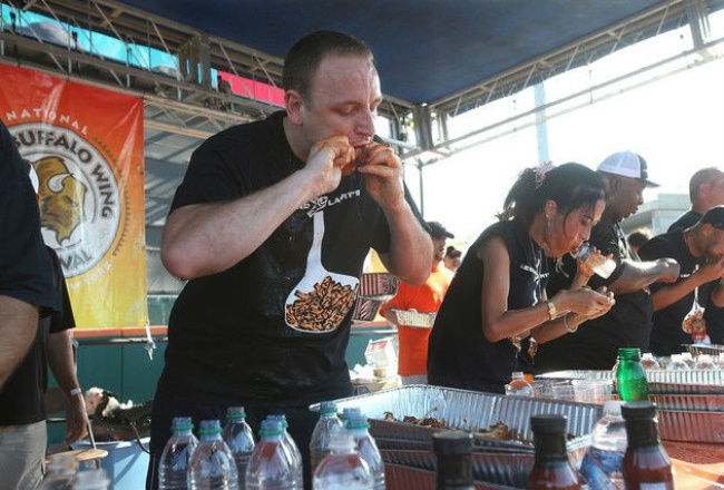 Joey Chestnut estableció el récord durante la competencia de comer más piezas de pollo en el festival anual que se realiza en Búfalo, Nueva York.