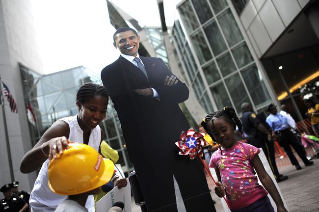 Alistan Conveción. Unos niños posan junto a una imagen del presidente estadounidense, Barack Obama,  en el centro de Charlotte, Carolina del Norte.