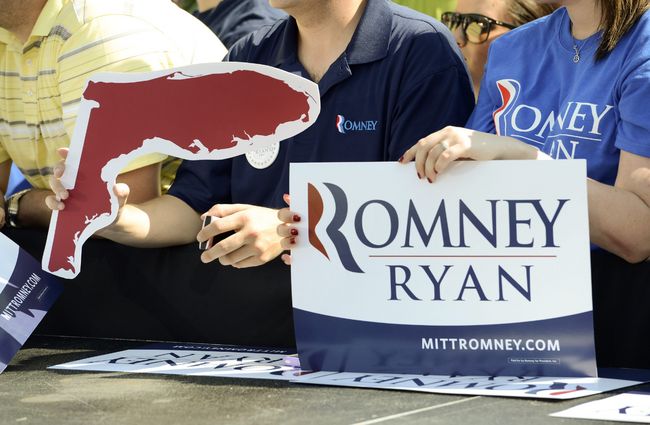 Otra cara. Asistentes sostienen pancartas para respaldar al candidato republicano a la presidencia, Mitt Romney.