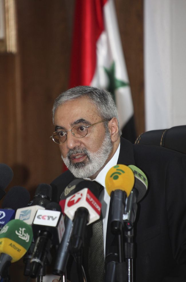 Siria.  El ministro de Información de Siria, Omran al-Zoubi, ofrece una rueda de prensa en Damasco.