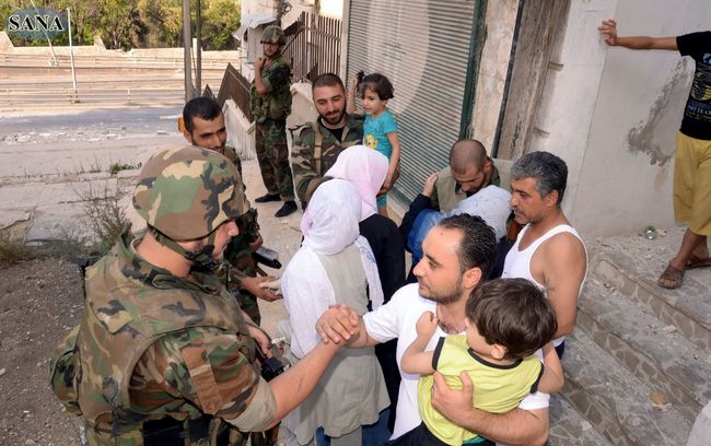 Libertad.  Imagen muestra a soldados sirios hablando con la comunidad en las zonas liberadas.