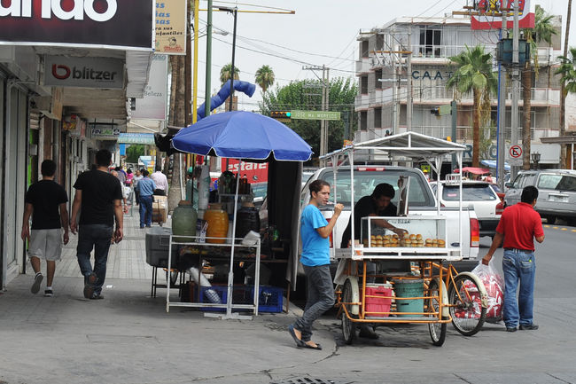 Sin control. Otra vez se observa a vendedores ambulantes en las calles Hidalgo y Juárez.