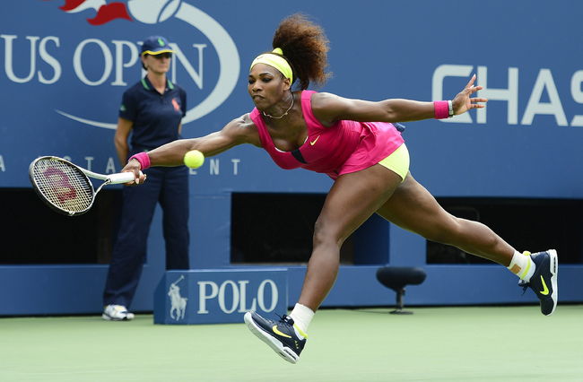 La tenista estadounidense Serena Williams devuelve la bola a la checa Andrea Hlavakova durante el partido de la octava jornada. (EFE)