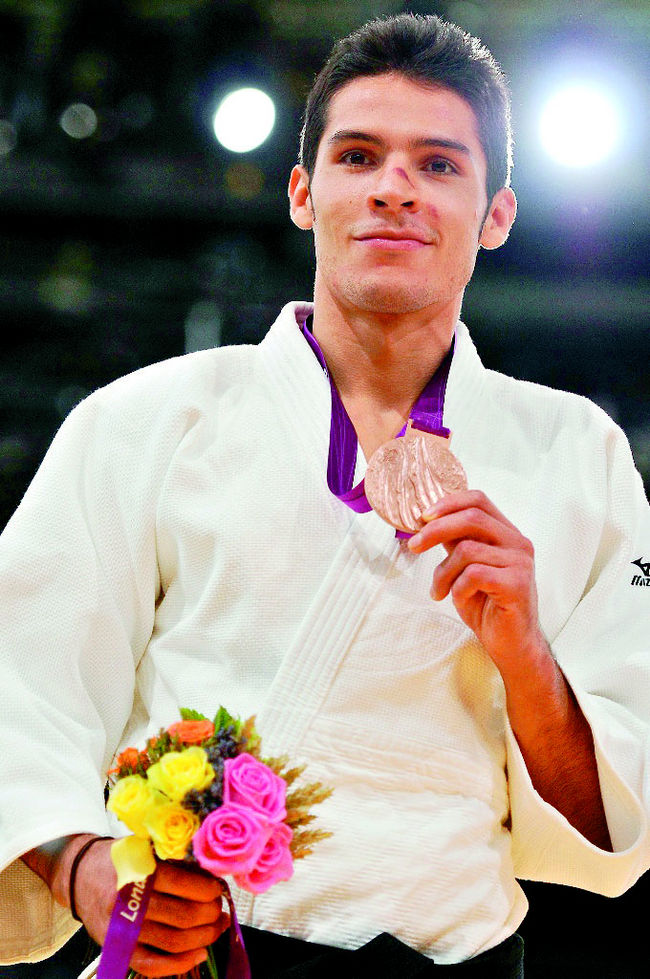El nadador tapatío Arnulfo Castorena no había asimilado su triunfo de plata al salir de la premiación.