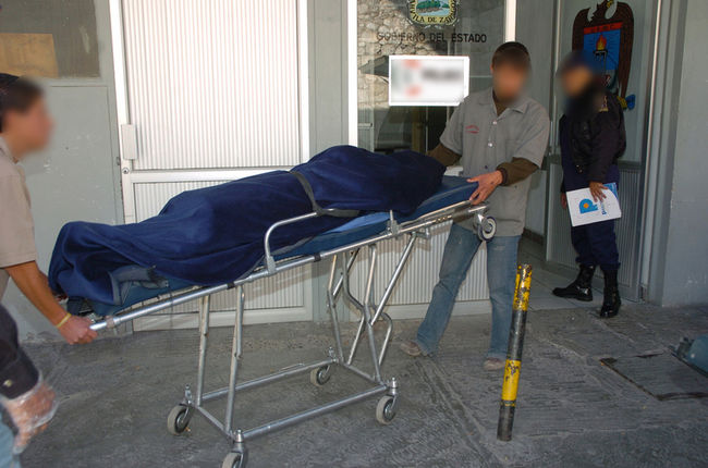 Traslado. Los cuerpos fueron llevados a las instalaciones del Semefo del Hospital Universitario.