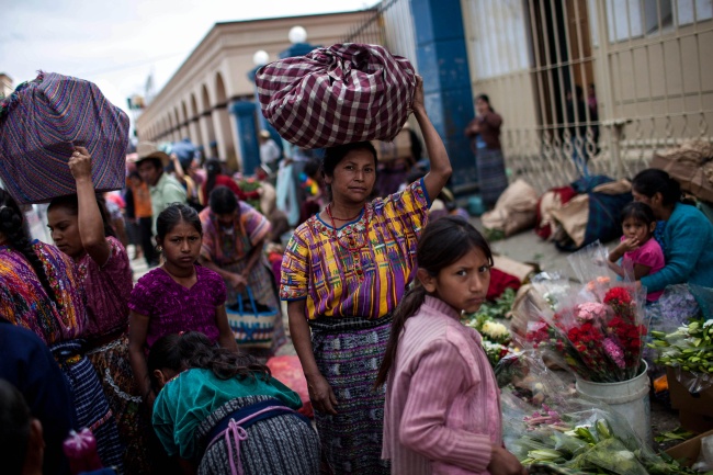Tan sólo en México viven 3 millones 52 mil 138 mujeres indígenas, de acuerdo al Censo poblacional de 2005, y sus condiciones distan mucho de lo ideal. ARCHIVO
