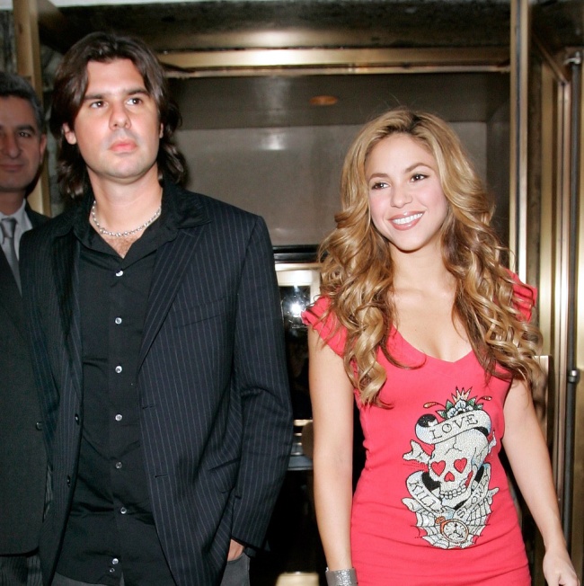 La cantante Shakira enfrentará una demanda de su ex pareja Antonio de la Rúa, quien exige 250 millones de dólares con el argumento de que al romper su relación con ella abandonó su carrera como publicista.