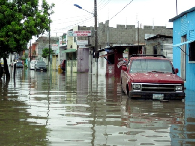 A causa de las inundaciones, tres personas fallecieron, dos hombres por ahogamiento y una mujer de un ataque cardiaco al observar los daños en su vivienda. ARCHIVO