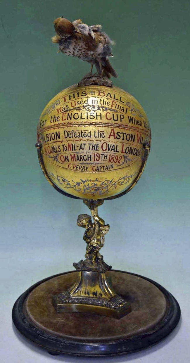 Balón de futbol usado en la final de la FA CUP inglesa de 1892