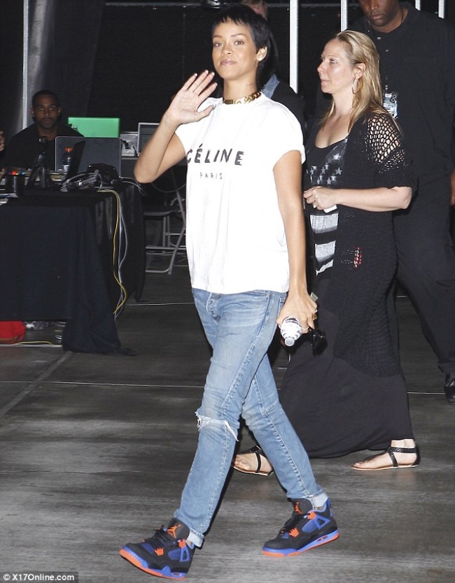 Rihanna fue captada por los paparazzis al llegar al Stapless Center de Los Ángeles con un corte de cabello muy corto que sorprendió a los medios que la esperaban. (DAILYMAIL) 
