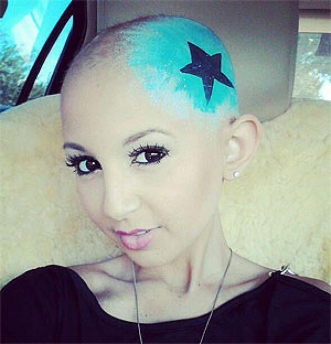 Talia, una niña de 12 años que padece cáncer, logró la fama en la red al publicar recomendaciones sobre cómo maquillarse. INTERNET