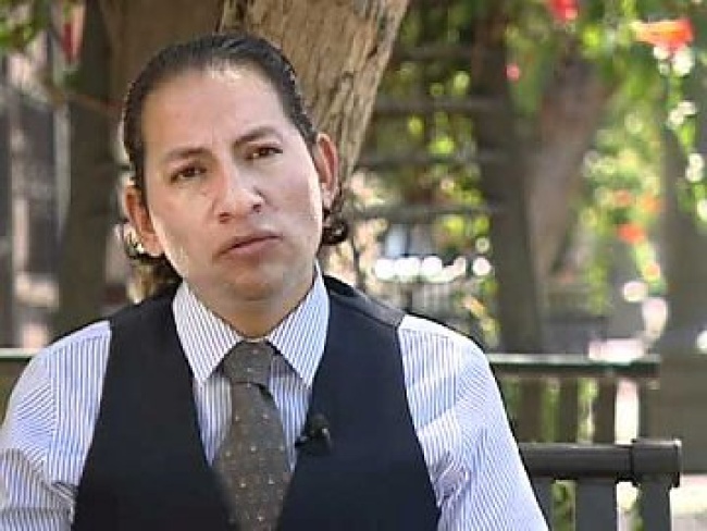 De acuerdo con su propio testimonio, Estrada Negrete fue agredido físicamente por policías estatales el 17 de mayo de 2007, solamente por participar en un desfile vestido de mujer, cuando era empleado de gobierno en la administración estatal, encabezada entonces por Enrique Peña Nieto.