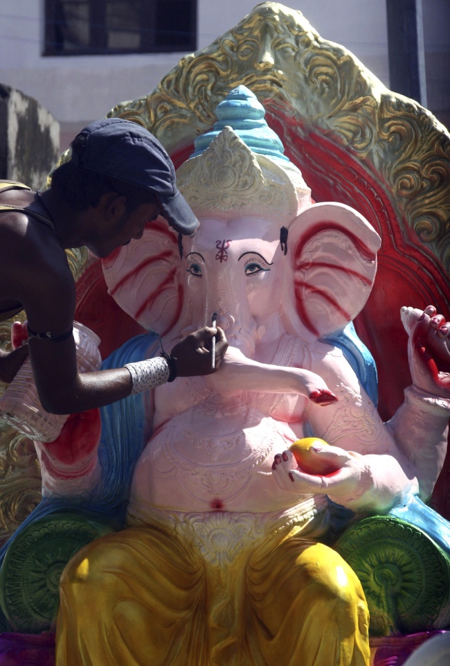 Se preparan para honrar al dios Ganesha en India