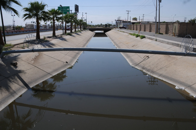 Contaminación. Denuncian aguas negras en canal Sacramento.