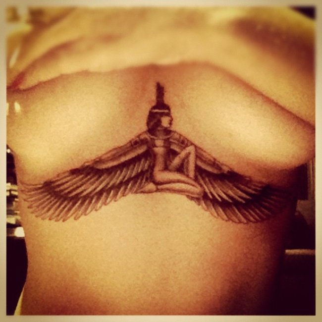 Rihanna publicó en su cuenta de Twitter una imagen de su nuevo tatuaje, que se encuentra debajo de su pecho. (TWITTER)
