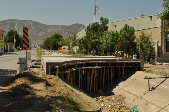 Fácil acceso. En el cruce de la calle Galeana y calle Sinaloa es donde se construye un nuevo puente vehicular sobre el canal de riego.