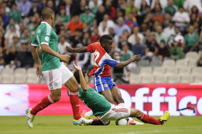 La marca del defensa mexicano “Maza” Rodríguez fue pegajosa durante todo el encuentro de anoche en el Azteca. (EFE)