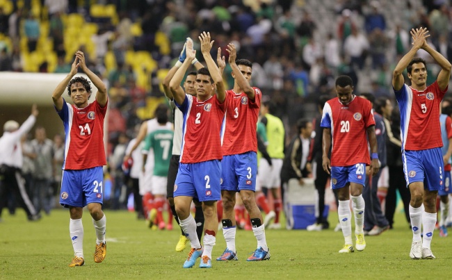 Los jugadores de Costa Rica se despiden de sus hinchas luego de un partido con-
tra México en el Estadio Azteca de Ciudad de México. (EFE)