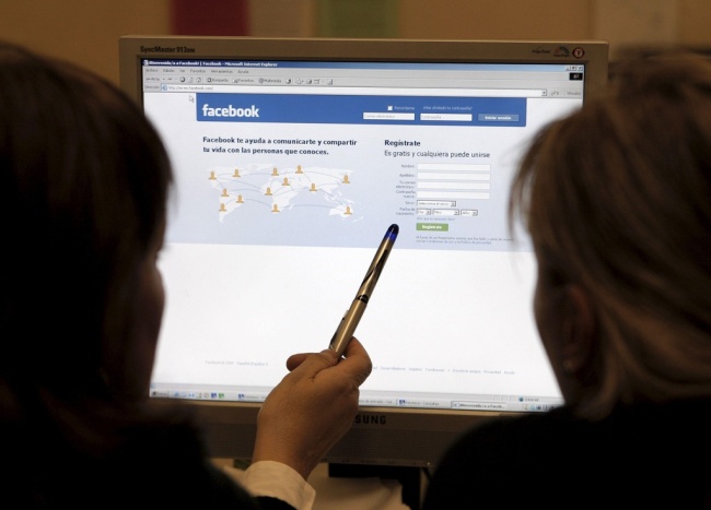 La red social Facebook, creada por Mark Zuckerberg y lanzada en su versión en español entre los años 2007 y 2008, es la red más popular entre los internautas mexicanos, ya que 90 por ciento de estos está inscrito en Facebook y 87 por ciento accede a diario. ARCHIVO