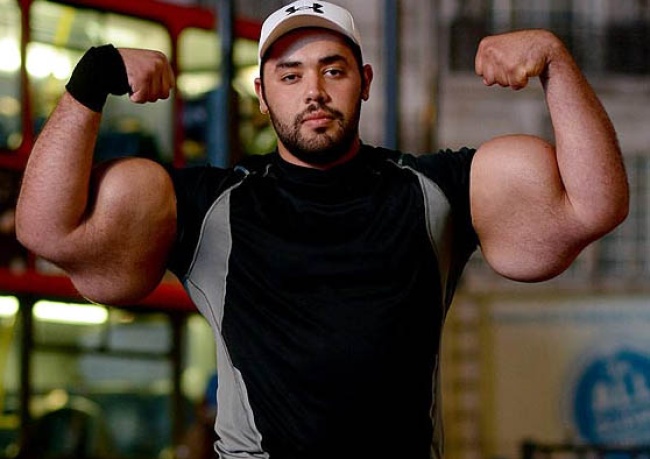 Mustafa Ismail es el orgulloso propietario de los mayores bíceps en el mundo y ha pasado 10 años es lograrlo.