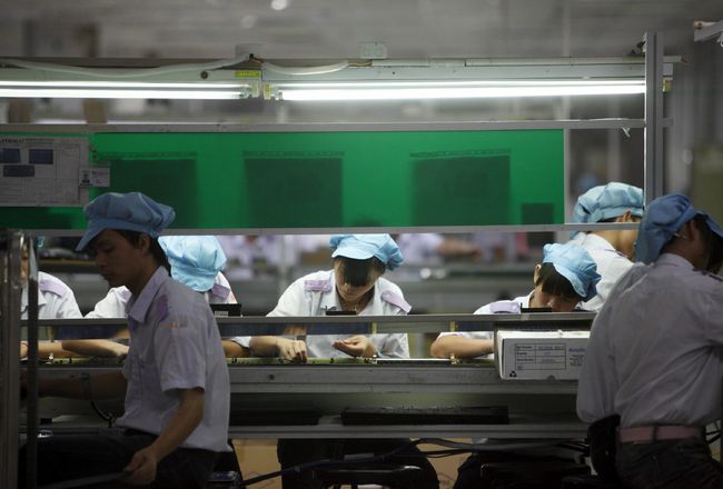 Dinámica productiva. En la imagen se observa a un grupo de empleadas chinas que trabajan en accesorios para computadoras.
