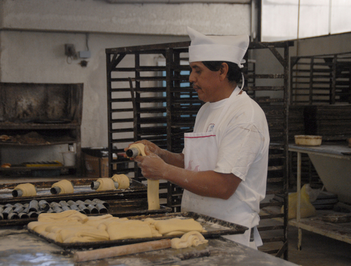 Beneficio. El huevo disminuyó parte del alto costo que alcanzó en semanas pasadas, los panaderos lo compran a 28 pesos el kilo, lo que les permitirá mantener el precio del pan hasta el fin de año. Han tomado medidas como utilizar huevo en polvo o líquido para bajar costos.