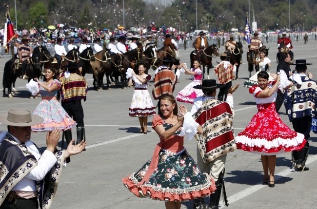 Durante la celebración, que es una de las cuatro fiestas nacionales de descanso obligatorio para escuelas y trabajadores, se trata de resaltar la identidad nacional y el folclore chileno. ARCHIVO