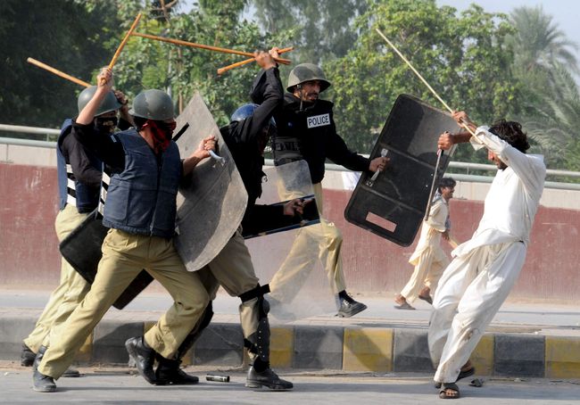 Unidos. Enfrentamientos entre la Policía y los manifestantes durante un acto de protesta en Peshawar.