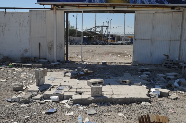 Destrucción.Así quedó la barda derrumbada después de que no se permitió el acceso a las personas.