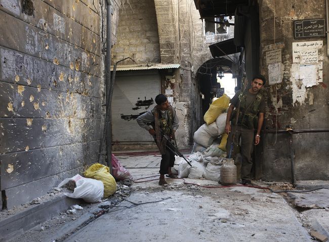 Daños. Militares sirios cuidan sus posiciones en la ciudad de Alepo, mientras la ONU señala que Siria es una amenaza regional.
