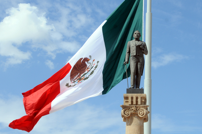 Analizan. Si es posible girar el monumento a Benito Juárez incluyendo el pedestal en la Plaza Mayor.