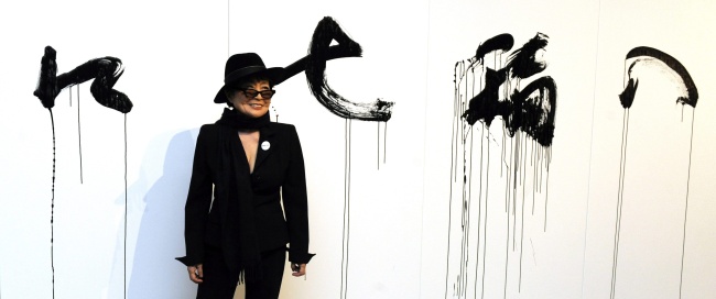 La viuda de John Lennon, Yoko Ono, expondrá la semana que viene en una galería de Nueva York cerca de cien dibujos realizados por el legendario miembro de los Beatles para celebrar el que sería su 72 cumpleaños.