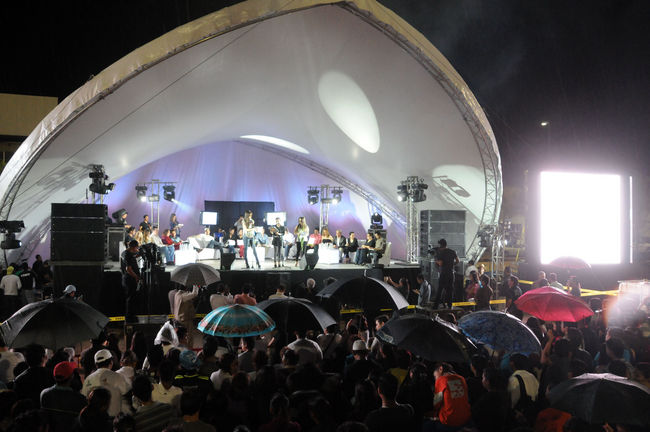 De fiesta. La lluvia no logró opacar el inicio del Festival de la Palabra Laguna 2012 anoche en la Plaza Mayor de Torreón.