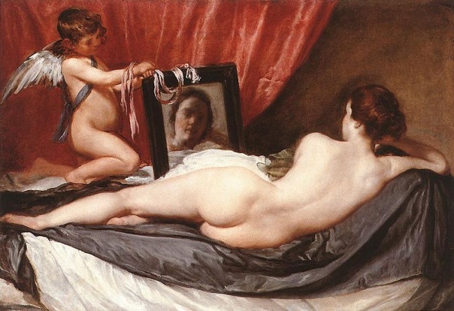 En la obra, Velázquez representa la diosa Venus de una manera erótica, ya que esta se encuentra tumbada sobre una cama y observa un espejo sostenido por su hijo Cupido, el dios del amor sensual. INTERNET