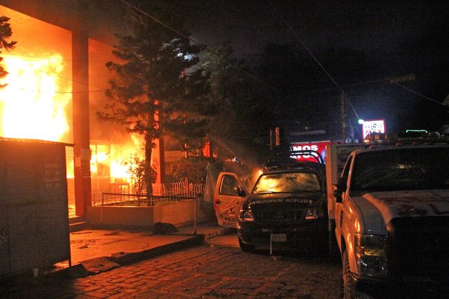 Desmanes. Detenidos y edificios quemados fue el saldo de un enfrentamiento ocurrido durante la protesta poselectoral en Motozintla, localidad de la Sierra Madre de Chiapas.
