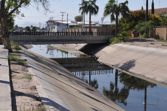 Contaminación. Simas asegura que no es un tema de aguas negras o por fugas de drenaje, más bien se trata de agua de lluvia estancada.