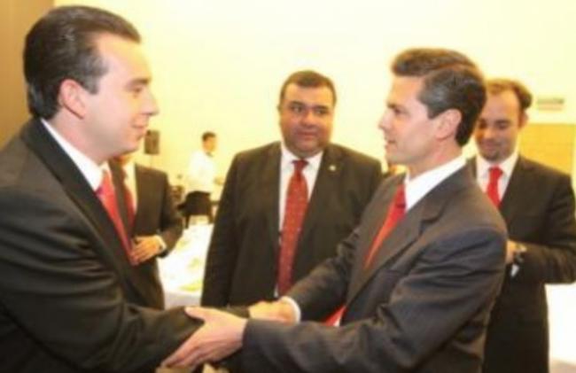 En Twitter. En su perfil de la red social, Moreira tenía esta foto con Enrique Peña Nieto.