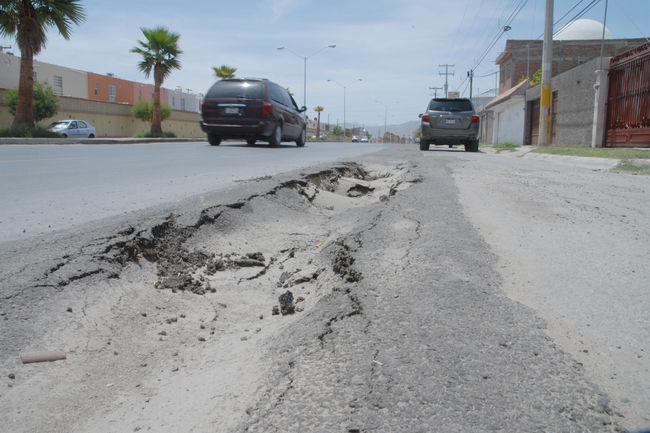 Y siguen. Por diversas partes de la ciudad hay daños al pavimento por hundimientos en obras de Simas.