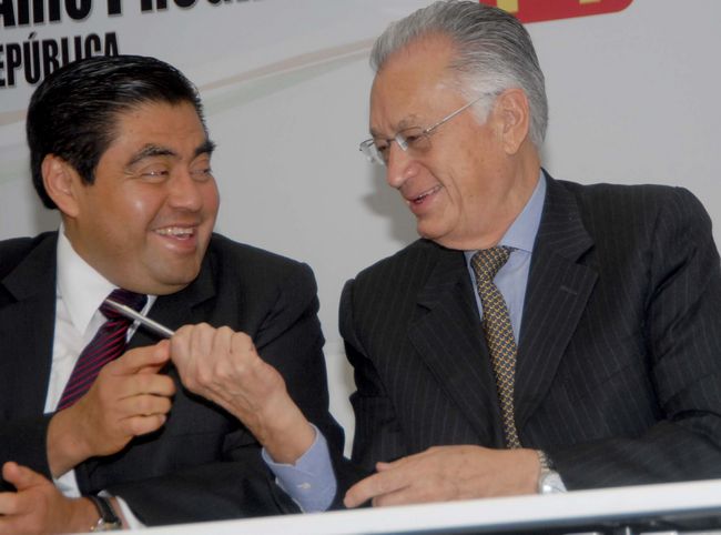 Estrategia. El coordinador de los senadores del PRD, Miguel Barbosa y Manuel Barlett en una rueda de prensa conjunta. 