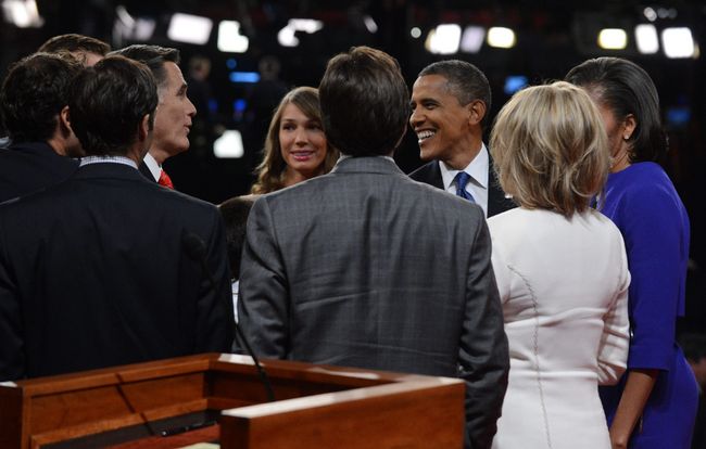 A un mes. Obama y Romney al finalizar el primer debate se despiden y bromean. 