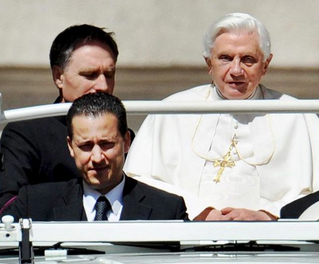 ¿Perdón?. Paolo Gabriele (izq. delante), el entonces mayordomo del Papa Benedicto XVI (dcha. detrás). 