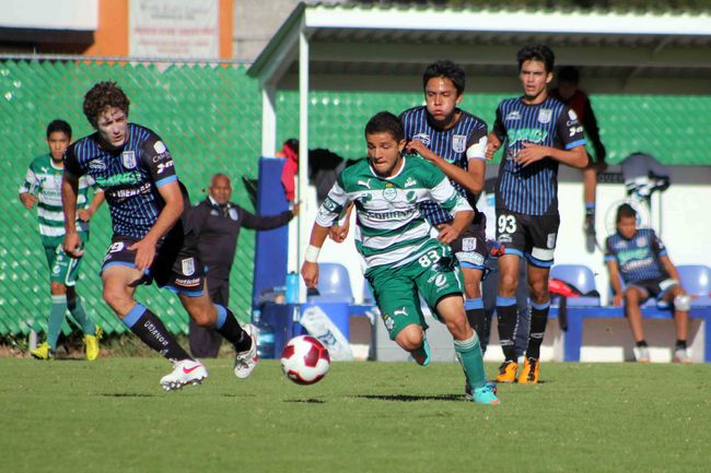 El Selectivo Sub 17 de los Guerreros se mantiene firme en el primer lugar de la Liga MX Apertura 2012, al derrotar a su similar de Querétaro por 2-0 ayer en el Centro de Alto Rendimiento Gallo. (Foto cortesía del Santos Laguna)